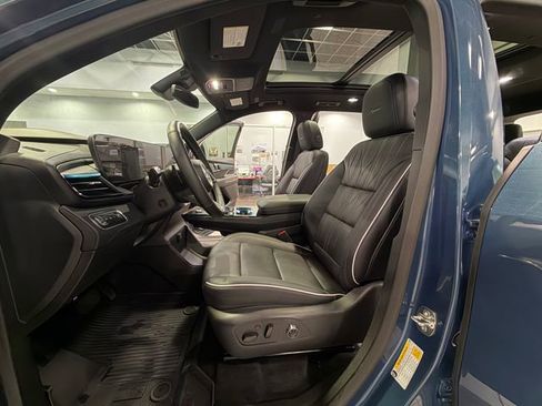 Used 2025 Buick Enclave Avenir FWD image 11