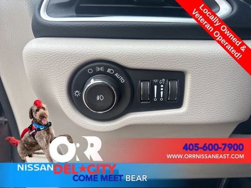 Used 2023 Chrysler Pacifica Touring-L FWD image 23