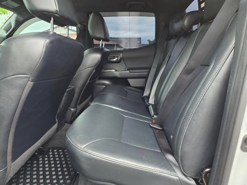 Used 2018 Toyota Tacoma TRD Sport AWD/4WD image 26