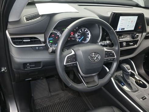 Used 2023 Toyota Highlander XLE AWD/4WD image 7