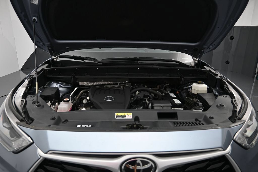 Used 2023 Toyota Highlander LE AWD/4WD image 27