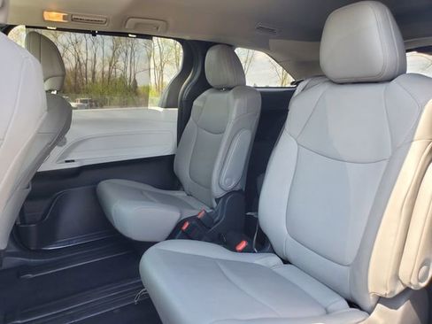 Used 2025 Toyota Sienna XLE FWD image 37