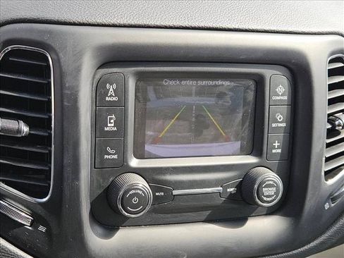 Used 2018 Jeep Compass Latitude FWD image 13