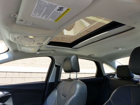 Used 2017 Ford Focus Titanium FWD image 36