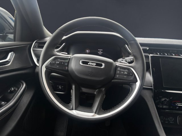 Used 2025 Jeep Grand Cherokee Altitude AWD/4WD image 12