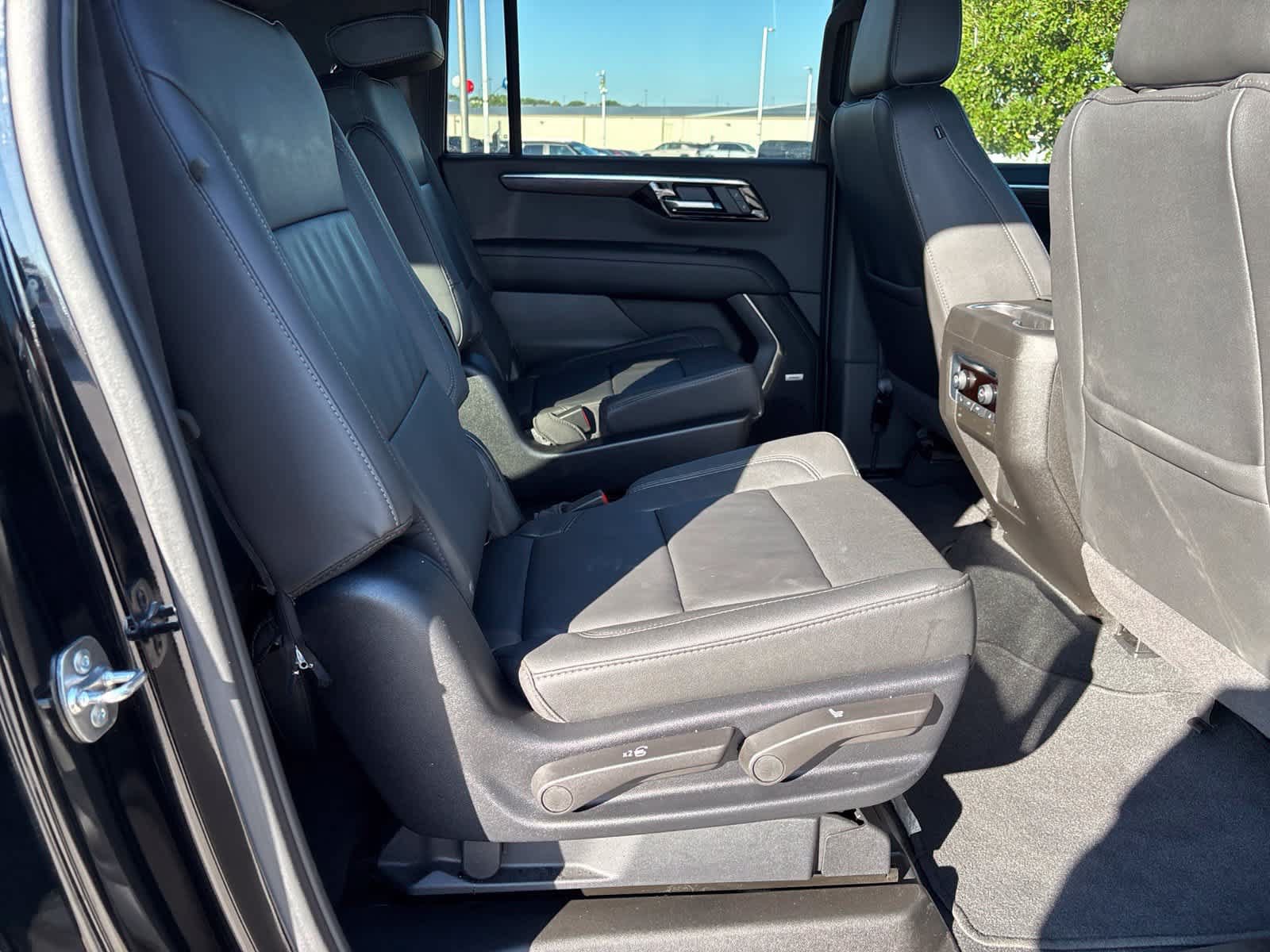 Used 2025 Chevrolet Suburban Z71 w/ Comfort Package AWD/4WD image 15