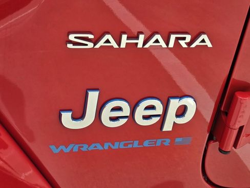 Used 2024 Jeep Wrangler Unlimited Sahara AWD/4WD image 11