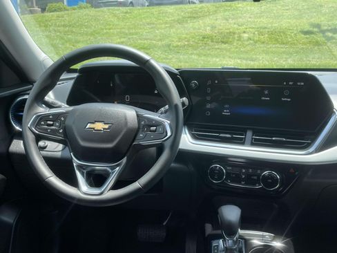 Used 2025 Chevrolet Trax LT w/ LT Convenience Package FWD image 12