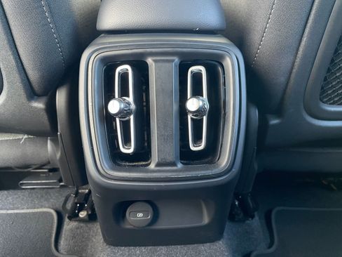 Used 2024 Volvo XC40 B5 Core image 25