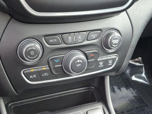 Certified 2021 Jeep Cherokee Latitude Plus w/ Sun & Sound Group image 16