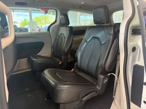 Used 2024 Chrysler Pacifica Touring-L FWD image 24
