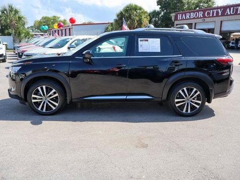 Used 2024 Nissan Pathfinder Platinum FWD image 2