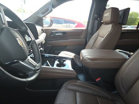 Certified 2025 Chevrolet Suburban High Country AWD/4WD image 5
