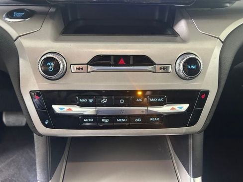 Used 2023 Ford Explorer XLT w/ Equipment Group 202A AWD/4WD image 20