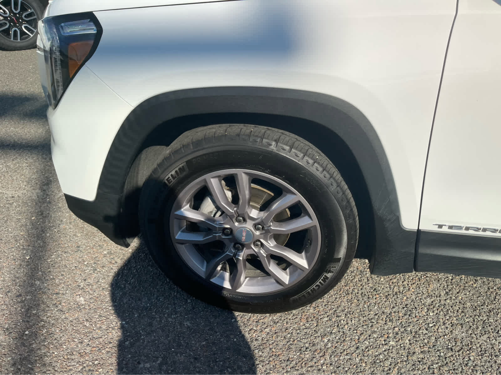 Used 2024 GMC Terrain SLT w/ Tech Package FWD image 9