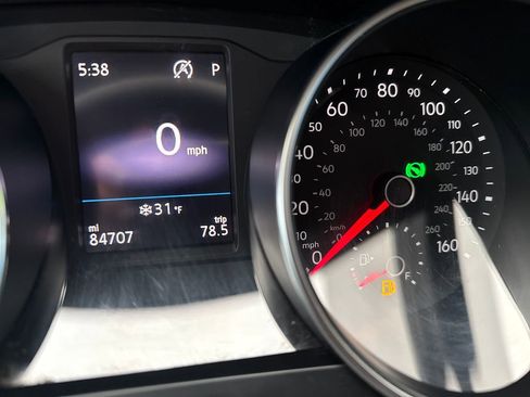 Used 2018 Volkswagen Tiguan SE image 19