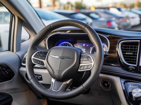 Used 2023 Chrysler Pacifica Limited image 15