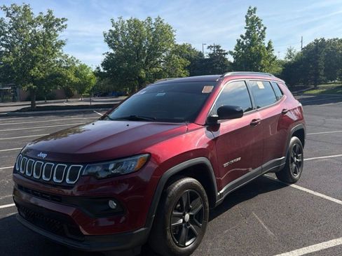 Used 2022 Jeep Compass Latitude w/ Sun and Sound Group AWD/4WD image 2