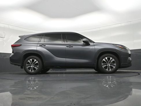 Used 2021 Toyota Highlander XLE AWD/4WD image 28