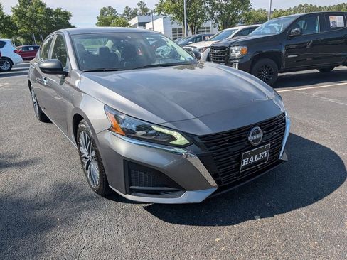Used 2025 Nissan Altima 2.5 SV FWD image 2