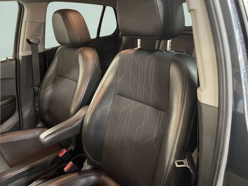 Used 2021 Chevrolet Trax LT w/ LT Convenience Package image 14