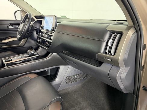 Used 2024 Nissan Pathfinder Platinum image 32