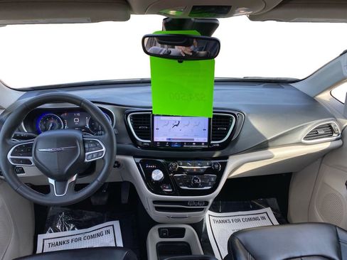 Used 2023 Chrysler Pacifica Touring-L FWD image 12