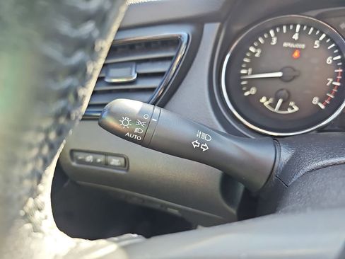 Used 2019 Nissan Rogue SV image 29