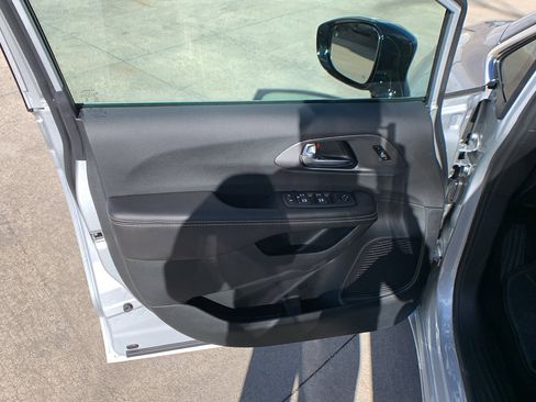 New 2026 Chrysler Pacifica Select AWD/4WD image 11