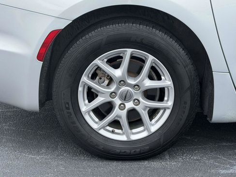 Used 2023 Chrysler Pacifica Touring-L FWD image 9