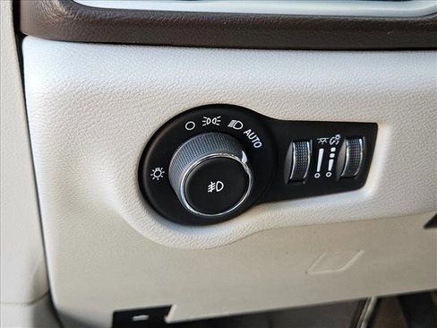 Used 2019 Chrysler Pacifica Touring Plus w/ Tire & Wheel Group image 11