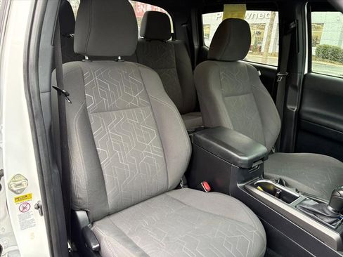 Used 2017 Toyota Tacoma TRD Sport image 19