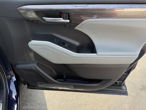 New 2026 Toyota Highlander Platinum AWD/4WD image 19