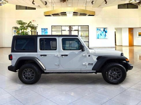Used 2025 Jeep Wrangler Unlimited Sport AWD/4WD image 4