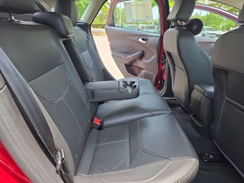 Used 2015 Ford Focus SE w/ Equipment Group 201A FWD image 11