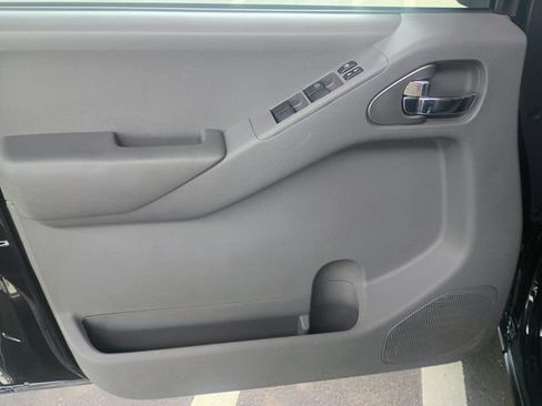 Used 2013 Nissan Frontier SV w/ SV Value Truck Pkg RWD image 19