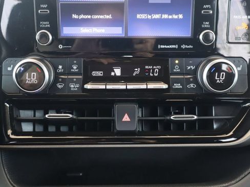 Used 2022 Toyota Highlander XLE FWD image 26