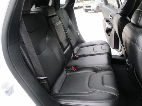 Used 2019 Jeep Cherokee Limited image 26