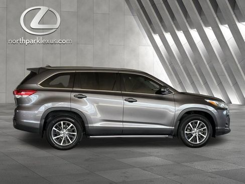 Used 2019 Toyota Highlander XLE FWD image 4