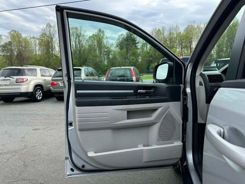Used 2010 Dodge Grand Caravan SE w/ Climate Group image 9