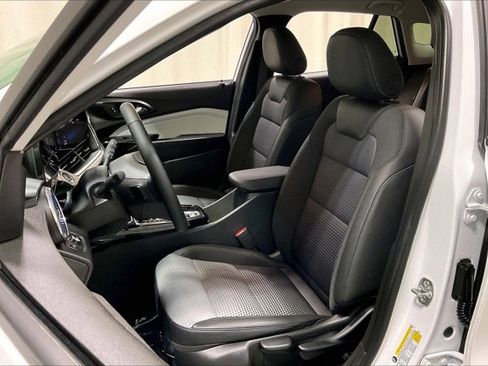 Used 2025 Chevrolet Trax LT w/ LT Convenience Package image 25