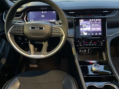 Used 2023 Jeep Grand Cherokee Altitude image 15