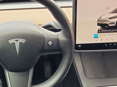 Used 2024 Tesla Model Y Long Range RWD image 14