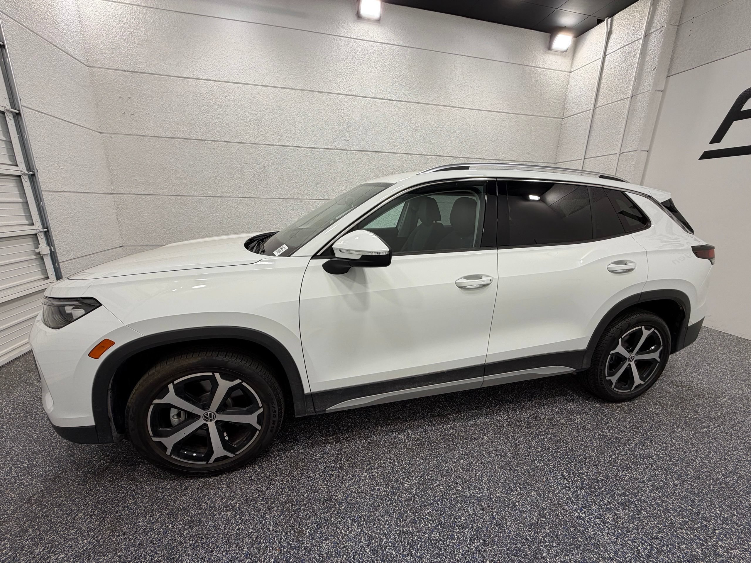 Used 2026 Volkswagen Tiguan SE AWD/4WD image 2