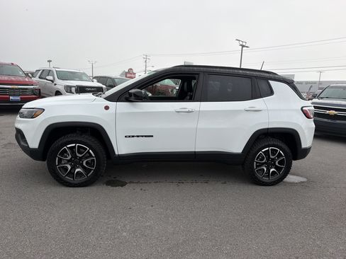 Used 2025 Jeep Compass Trailhawk AWD/4WD image 10