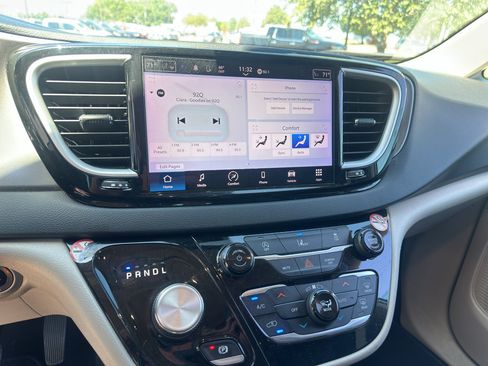 Used 2022 Chrysler Pacifica Touring-L FWD image 29