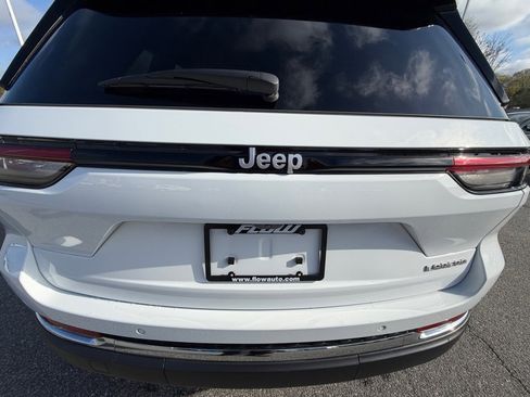 Used 2025 Jeep Grand Cherokee Laredo w/ Luxury Tech Group I image 18