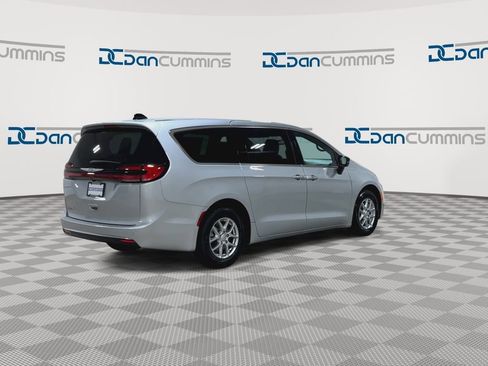 New 2026 Chrysler Pacifica Select image 9
