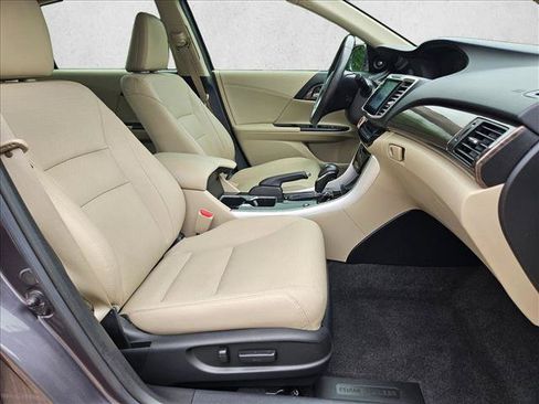 Used 2017 Honda Accord Touring image 22