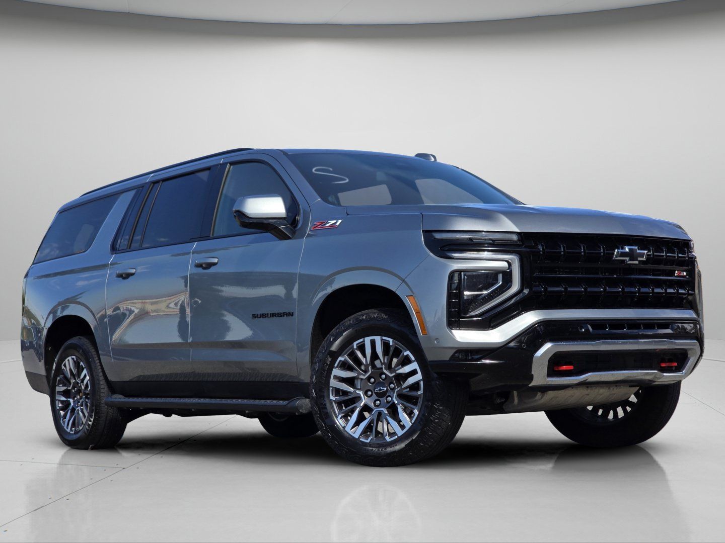 Used 2025 Chevrolet Suburban Z71 AWD/4WD image 2